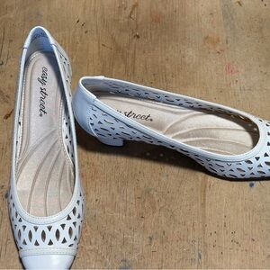 Easy Street Women's White Pumps size 9